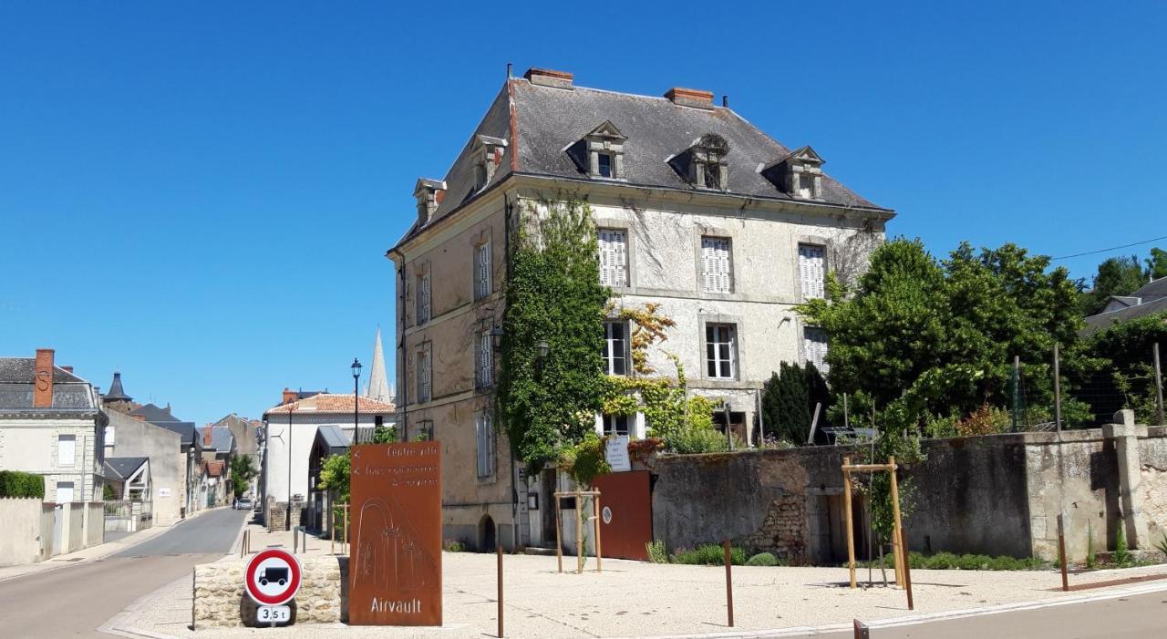 Bed and Breakfast Le Voltaire Airvault Exteriér fotografie
