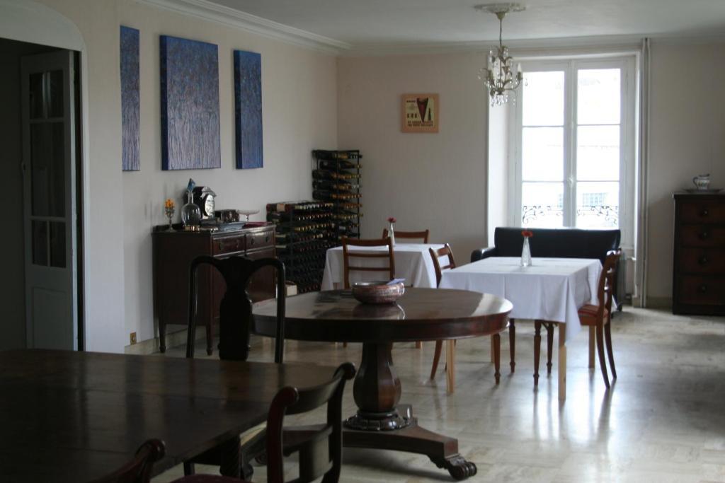Bed and Breakfast Le Voltaire Airvault Exteriér fotografie