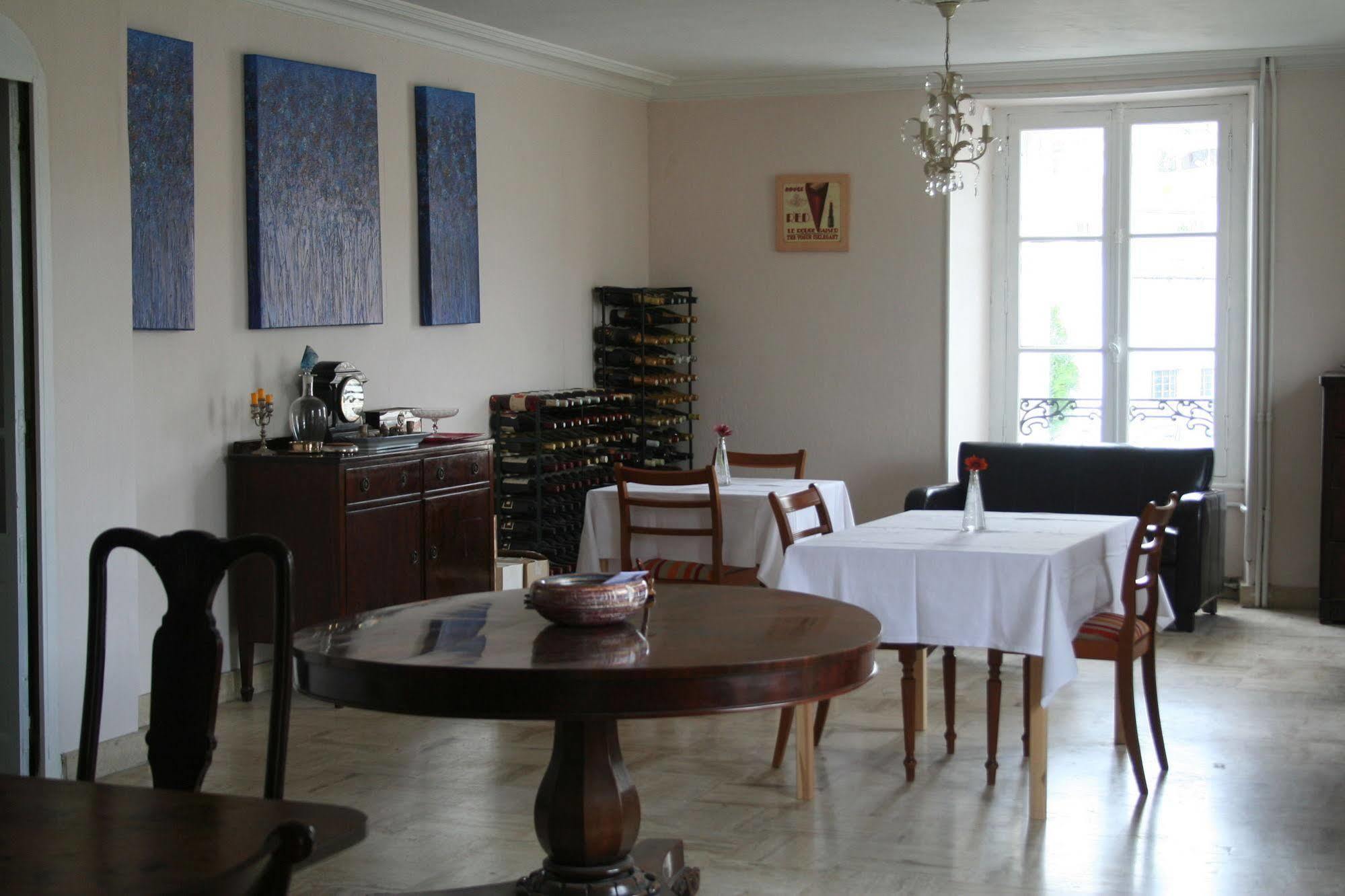 Bed and Breakfast Le Voltaire Airvault Exteriér fotografie